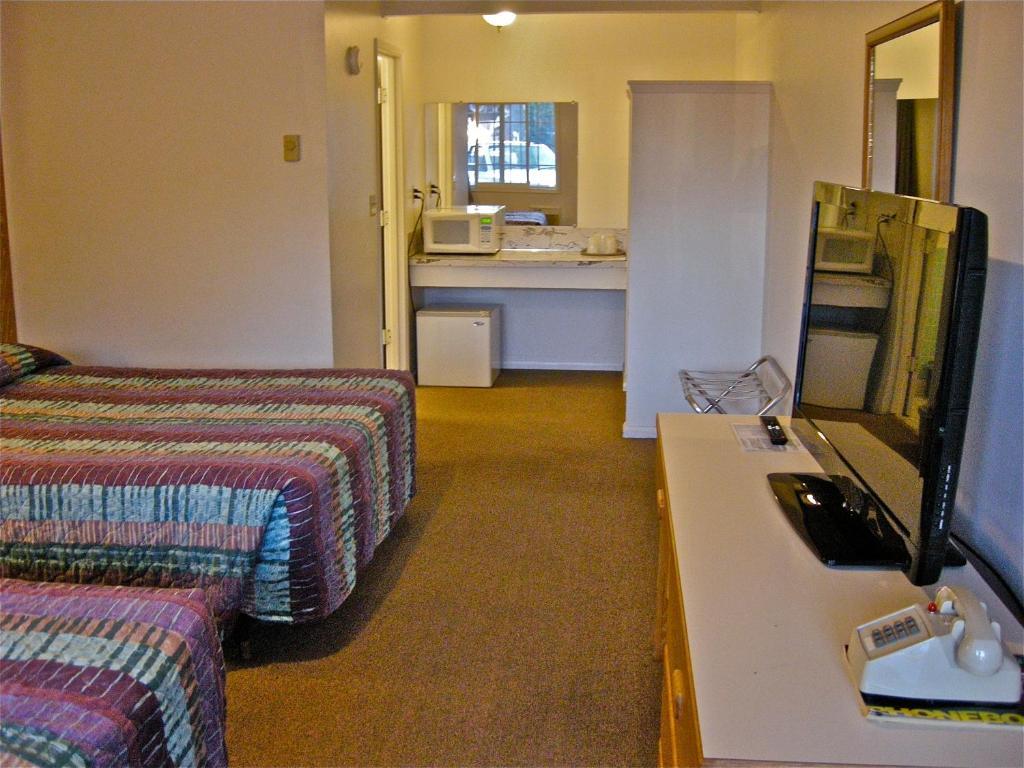 Motel 101 Gold Beach Room photo